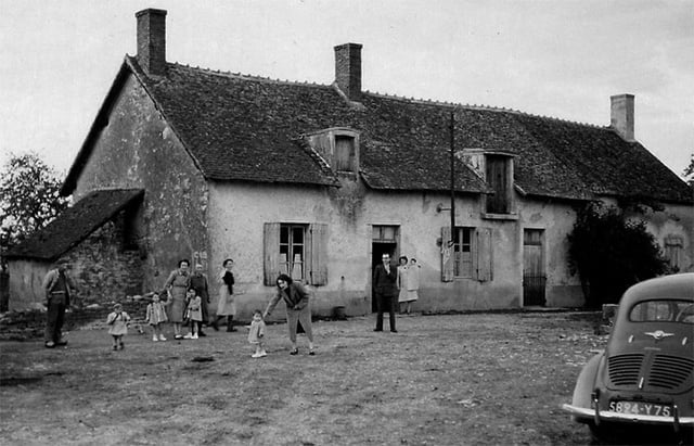 À la ferme des Boissery, près du four à pain, années 50
