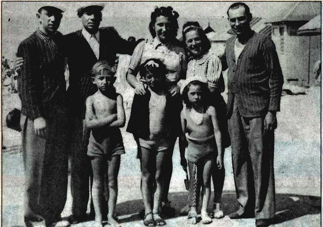 'Elise Graber (première enfant à partir de la droite) et se trouve à côté de sa cousine Simone; derrière elle, sa mère et son père.