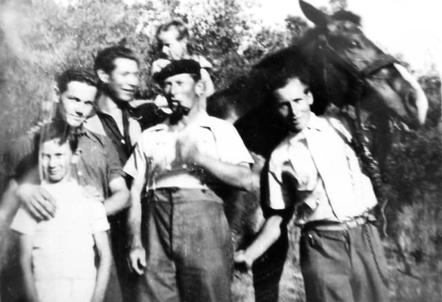 1943-1944 à droite André-Noël Rostaing qui tient la jument