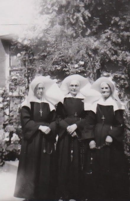 au centre Marie Arnol à sa gauche soeur Placide Augustine Rigollat