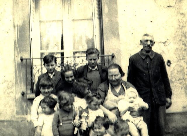 Mai 1944 à Bombon Charles & Madeleine GAGNON entourés d'enfants dont 5 enfants cachés