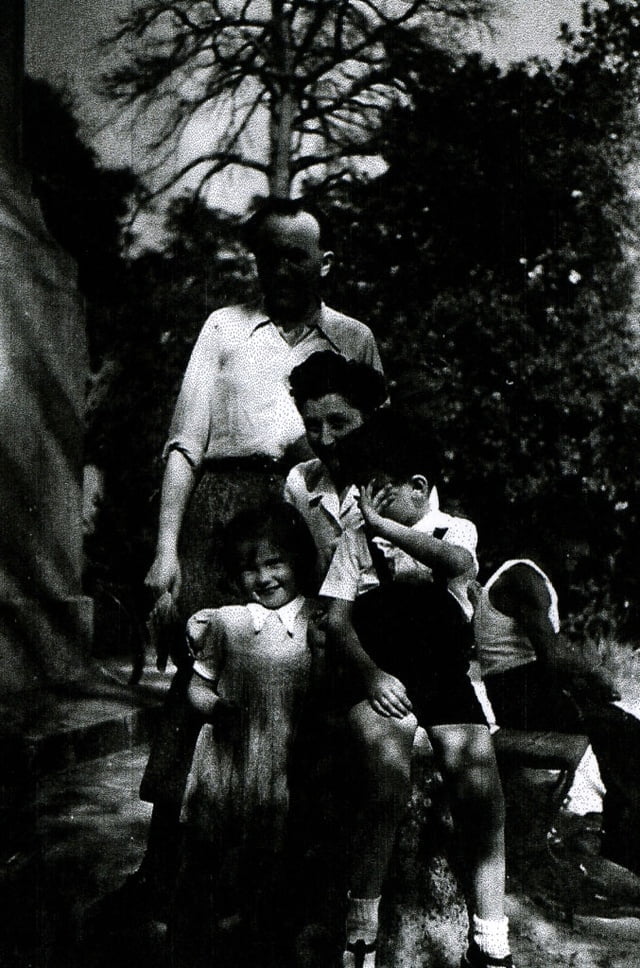 Silvio, Marthe, Nicole et Claude Mozis en région parisienne 1945