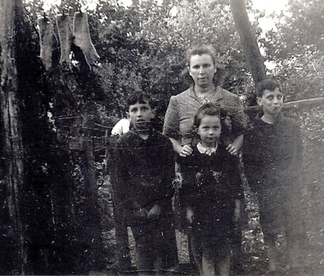 Eyna Jakubowicz et ses 3 enfants Romain marcel et Rosette au Buret en 1946