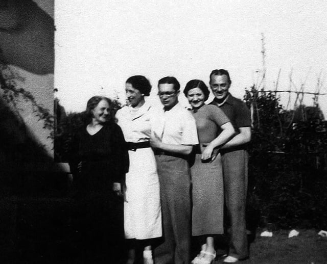 Famille Abramovitch les deux frères avec les deux belles sœurs et Eugénie 