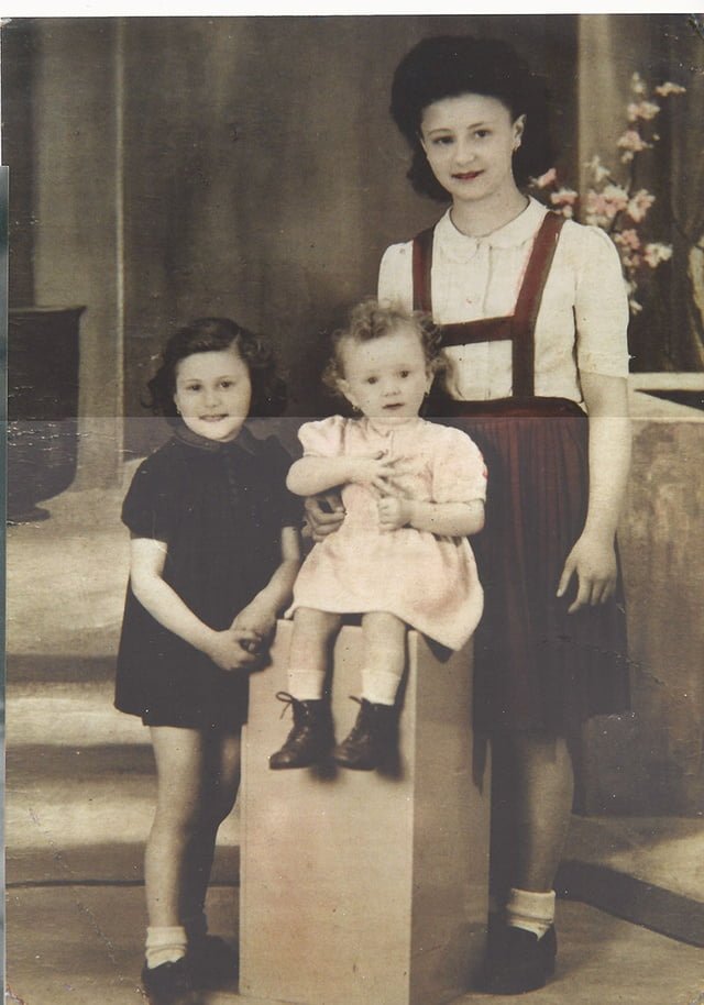 1943 Suzanne Choder 1 an et demi Rachel ,à droite 6 ans et Simone 13 ans