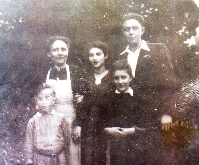 1945, Céline janaiilhac avec ses enfants et Mathilde Kerner 