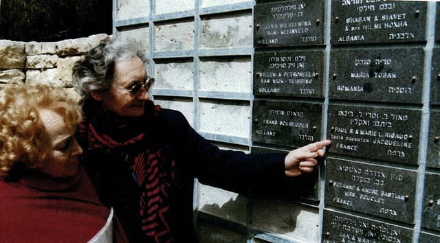 Diana et Jacqueline devant la plaque des RIGAUD à Yad vashem Jérusalem