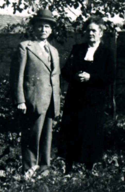 Jean & Catherine vers 1944 dans leur jardin à la campagne