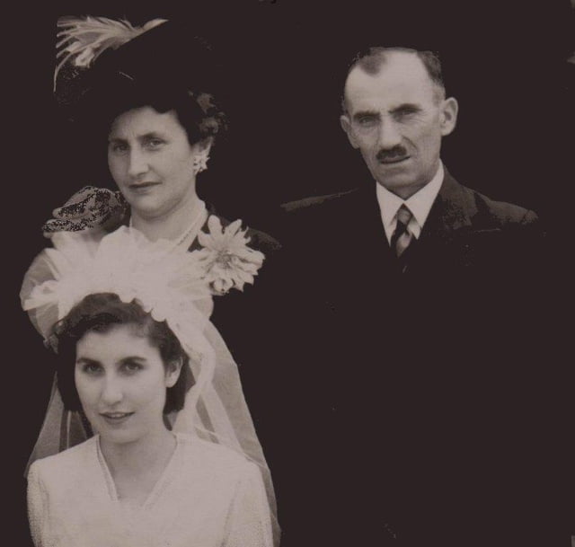 septembre 1945 Jeannine Rebeyrol à son mariage avec ses parents Félix & Marthe Bonneaud