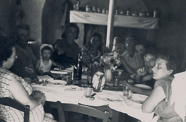 Réunion des familles Pulvemacher et Garagnoli en 1953 à Cabrières 