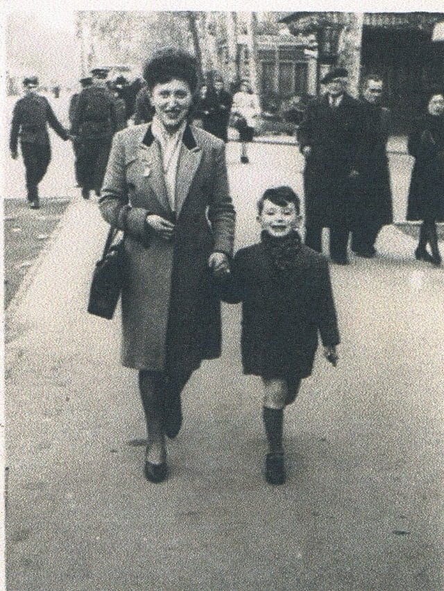 Raymond Rozenfarb avec sa mère en 1945 