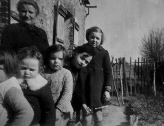 Anne-Marie, Maurice, Mireille et d'autres enfants