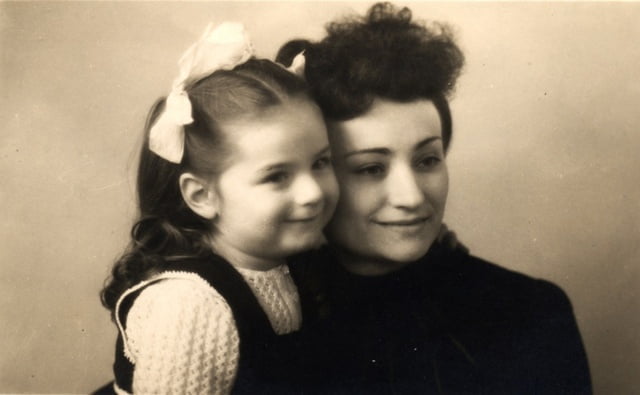 Téofila SZISTER et sa fille Jacqueline (Bismuth) en 1942 