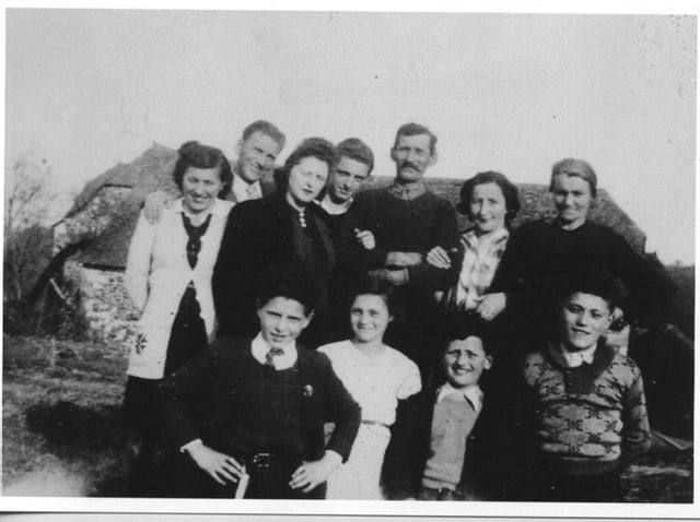 Septembre 1944, à la Libération Léon et Claire DUBOIS (en haut au milieu)