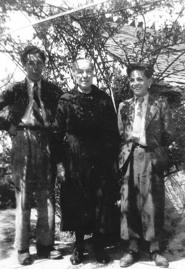 Mmme ORVEILLON avec Roland et Gérard MORYOUSSEF en 1942