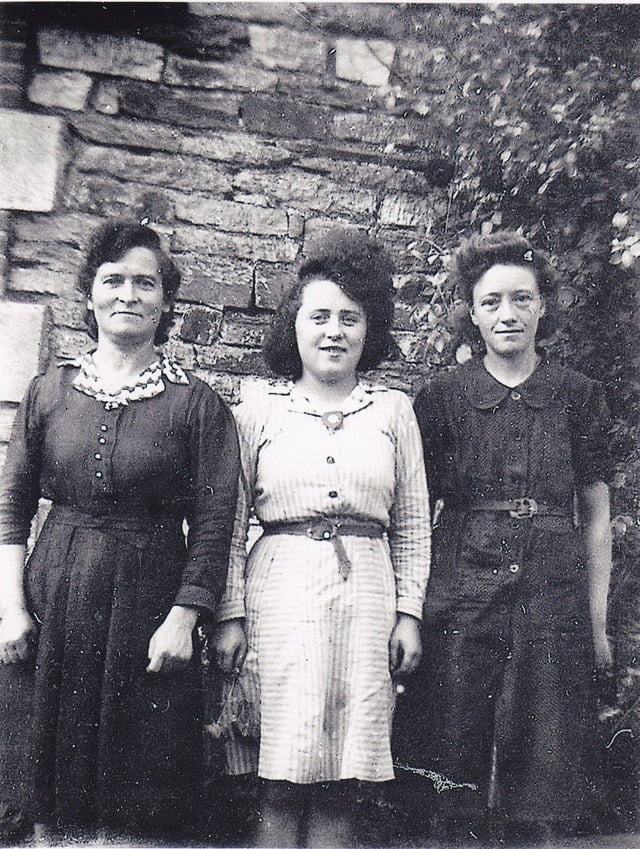 Marie-Agne FONTAINE et sa fille Geneviève et une des fille HERVE 1944-45