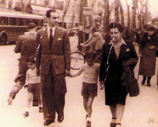 1947 à Nice François avec sa femme et leurs deux fils Claude l'aîné au mileu et Sylvain à droite