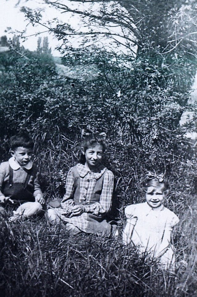 Monique Bouvier, Claude et Nicole Mozis 1945