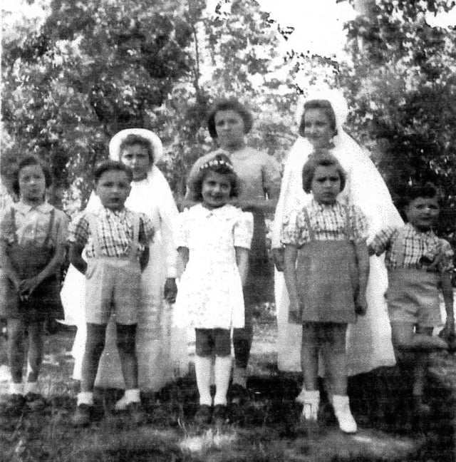 Jacqueline à sa communion entourée des enfants Maillard
