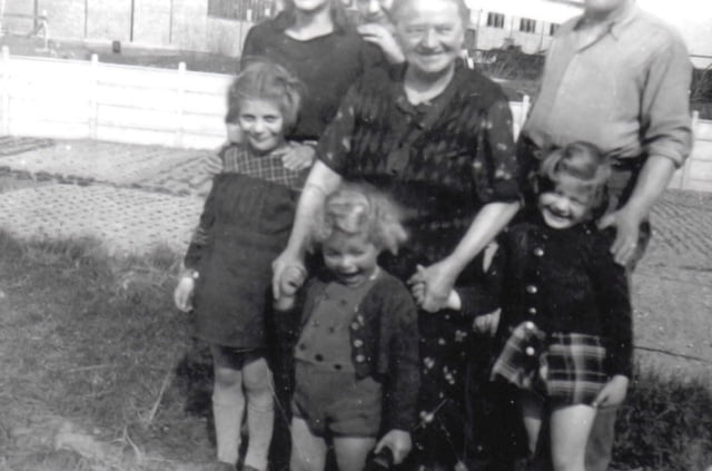 Madame Chollet née en 1885 décédée en 1955 avec trois de ses petits enfants
