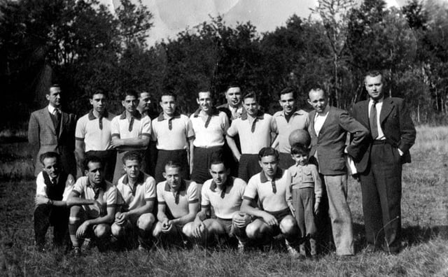 Eq. de foot en 1943 à Rochechouart Gustave Szwec à genoux 4Ieme en partant de gauche