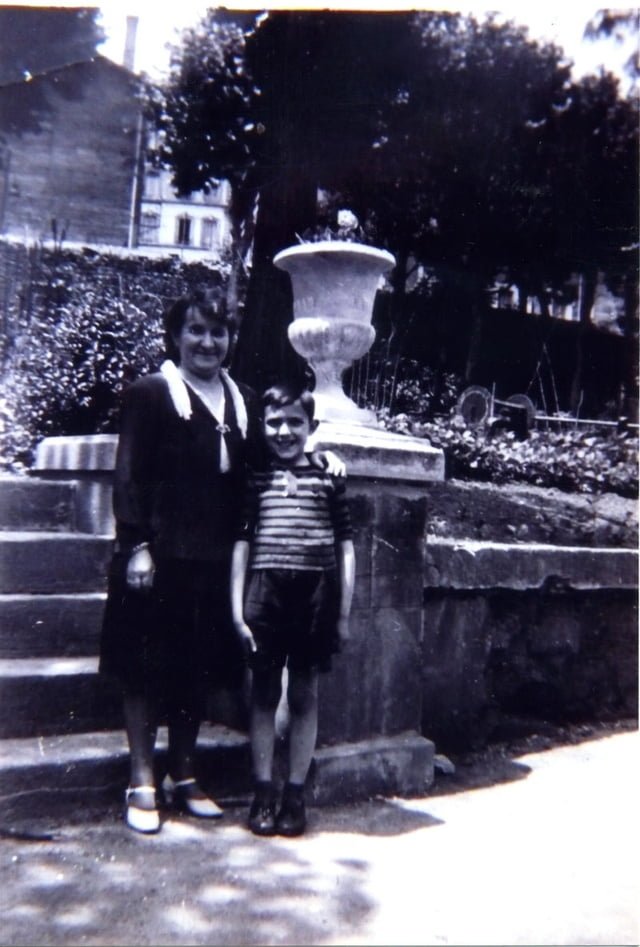 Mademoiselle Pichon (gardienne) et Bernard HOCHMAN en 1943 pensionnat Saint Louis