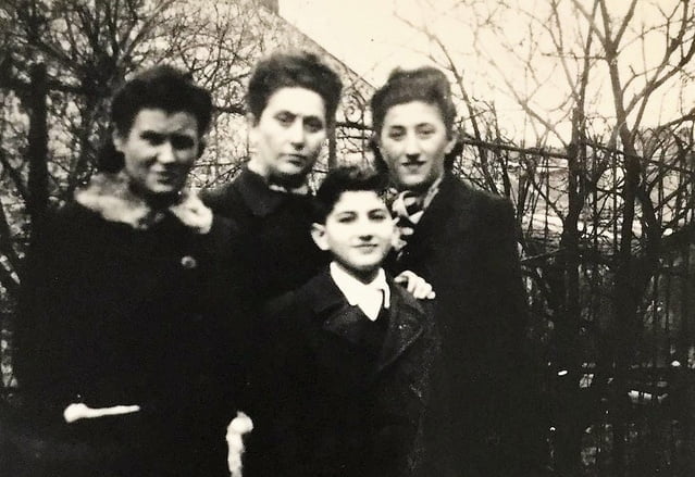 Yvonne (à gauche) a caché Esther, Rachel et Serge à Clichy à partir de l’hiver 1942.