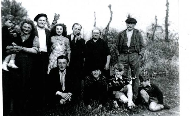En1947 debout Albert Alter dans les bras de sa mère Milchen, M. Montamat fiancé d'Yvette Bouchard, Fernand Alter, Marguerite & Marius Bouchard assis Raymond et georges Bouchard, Simon & Maurice 