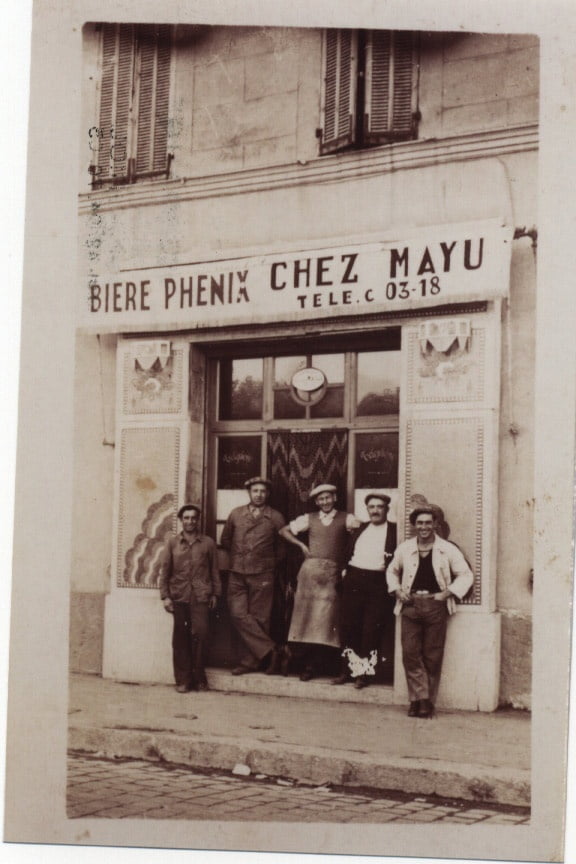 Le Bar, 210  av. de la capelette à Marseille, où la famille SCHERR se cachait. Marius AMPHOUX est en tablier