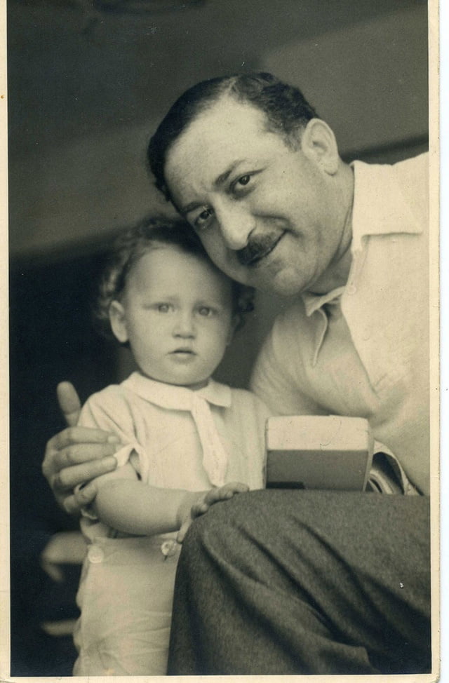 A Anvers en 1937 Daniel CARLEBACH et son fils Emmanuel