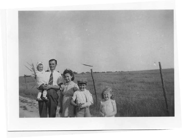 Charles Carpentier dans ses bras sa fille Anne-Marie, Rachel, Jean-Marie Carpentier et Josette