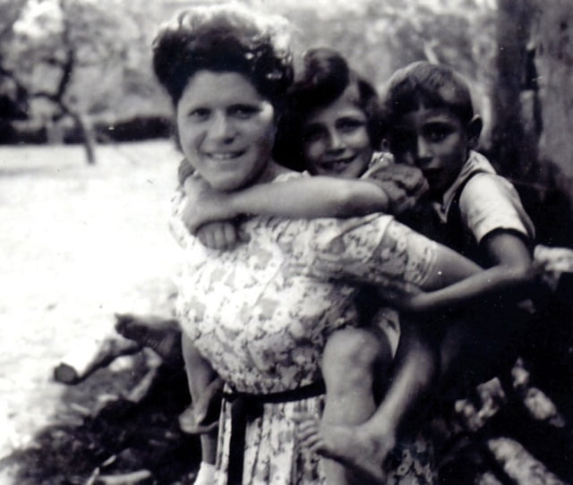 Yvette Fournier Riou portant les petits Claude et Françis Gugenheim en automne 1944