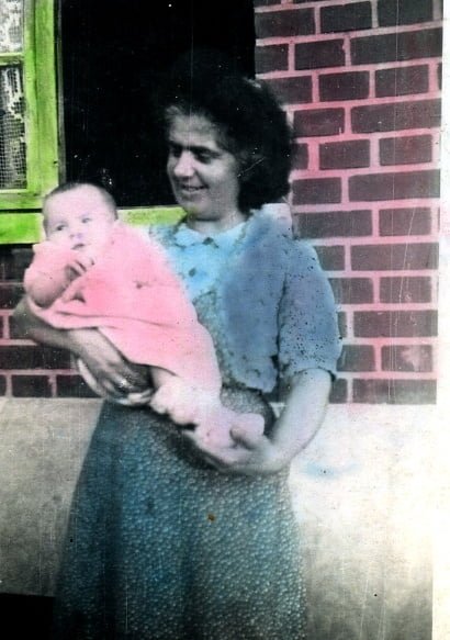 Vers 1945 la personne sauvée avec son bébé
