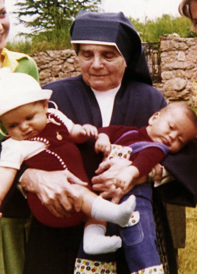 En 1972 Marie avec deux petits neveux en séjour chez son cousin Etienne