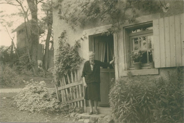 Marie Boucheron devant sa maison à Donzy en 1945