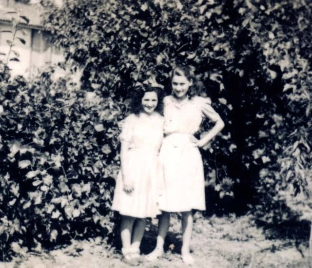 en 1948 Elise Kahne épouse Windland à gauche et à côté Colette Vignaud son amie