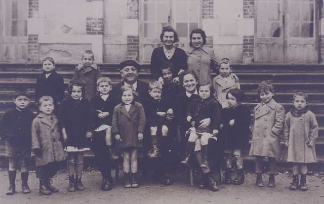Félix Chevrier avec ses élèves en 1941. (crédit courtesy Mémorial de la Shoah Paris)