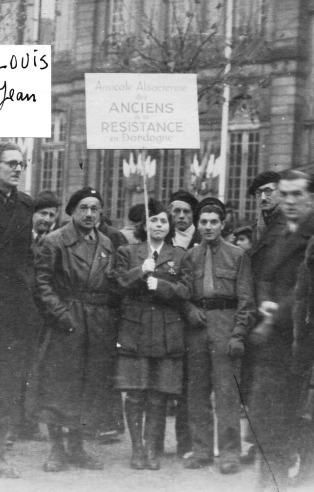 LOUIS Jean en1945, 1er à gauche