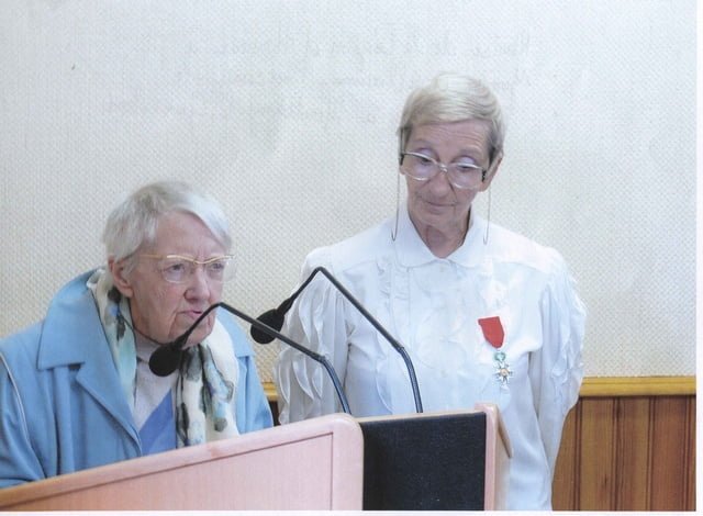 remise de la légion d'honneur à Yvonne Baccary le 8 mai 2009 à Montigny-le-Gannelon