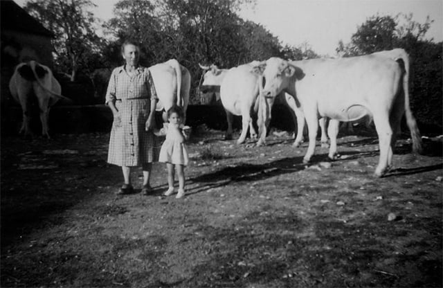 À la ferme des Boissery, Marie et Chantal, fin des années 40