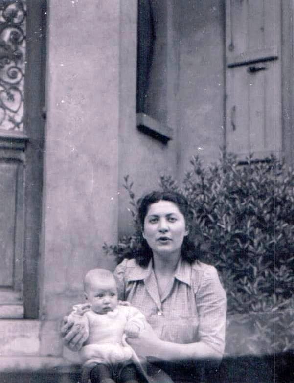Luce Godrie avec le bébé de Renée dans les années 50 à Gagny