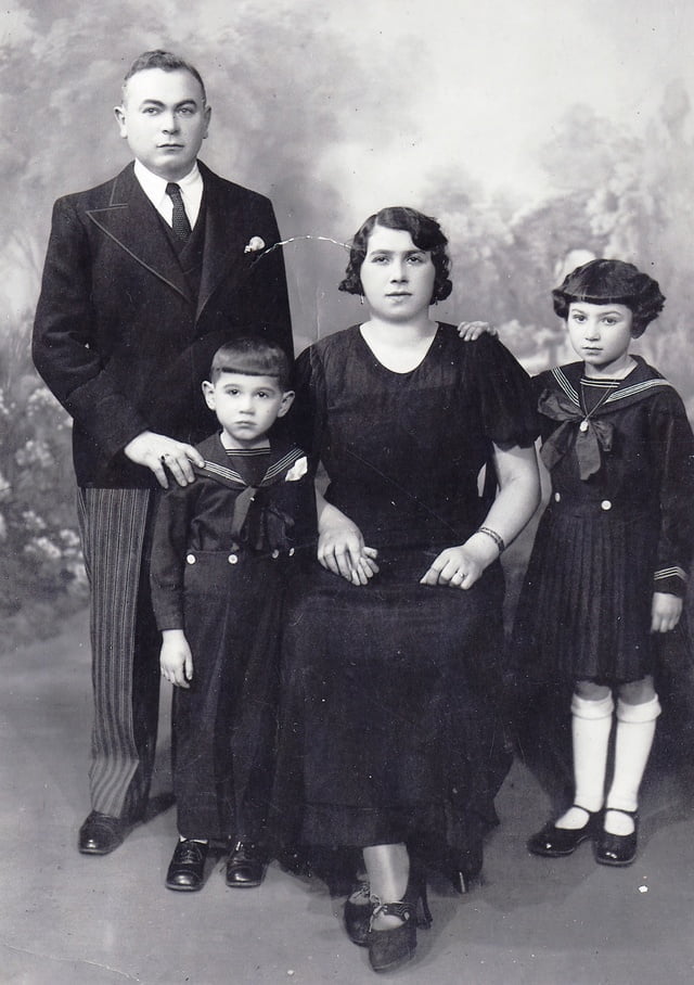 Benjamin et Rana GRUNSZTAJN et leurs enfants Simon et Régine à Paris en 1930