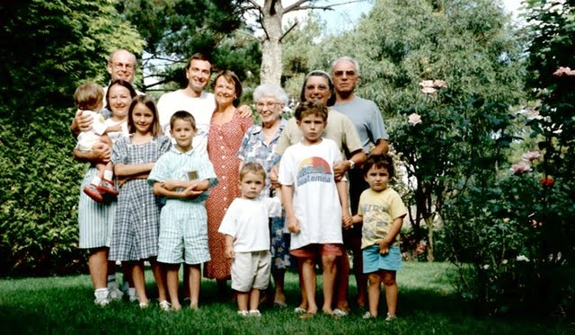 1995 Germaine Retrut au centre entouré de son fils René Terneyre et l'un de ses petits fils 