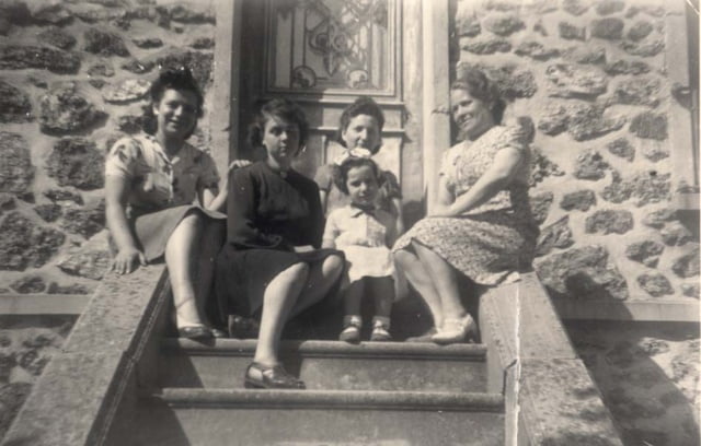 Marcelle Bastien (à droite) avec les survivants en 1943