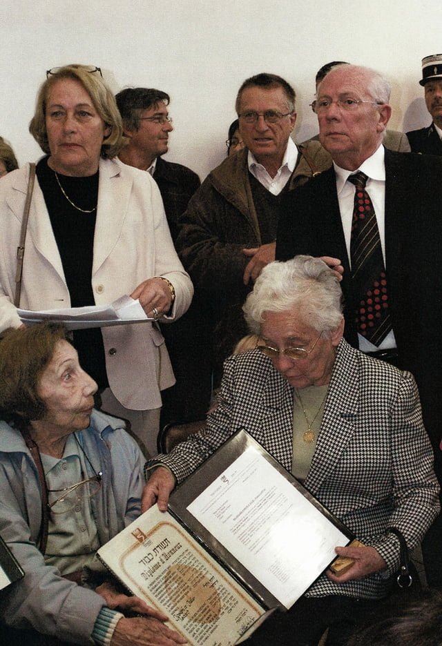 Edmée Audemar reçoit le diplôme pour ses parents