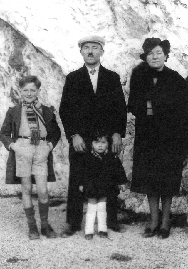 1939 Antoine et Marie avec leurs neveux à Marseille