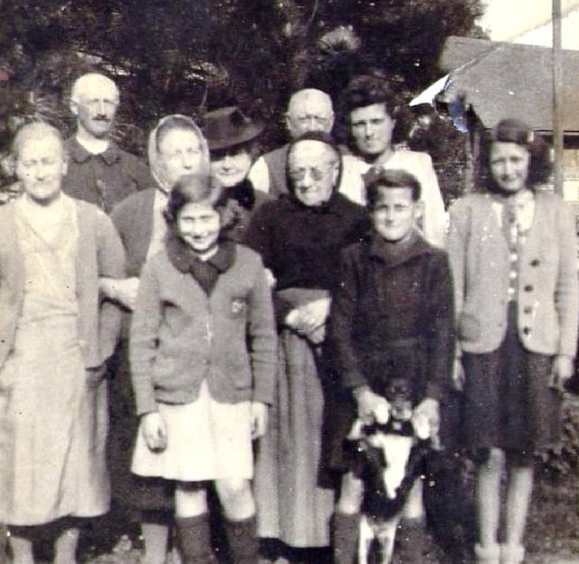 en 1942 La famille LEGRIP et gaby Bron