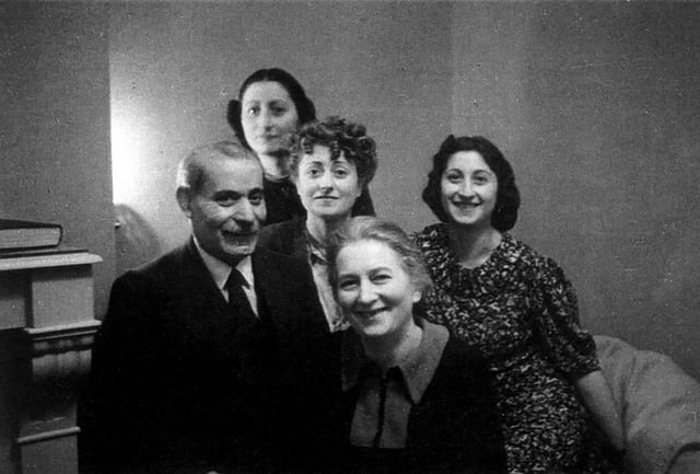 Augustine à droite avec sa famille