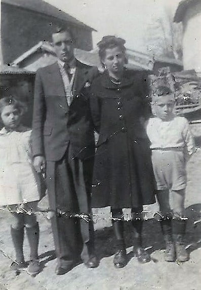 Lisette avec Yvette fille des Dupont avec son mari Raymond et le petit frère Vivi 