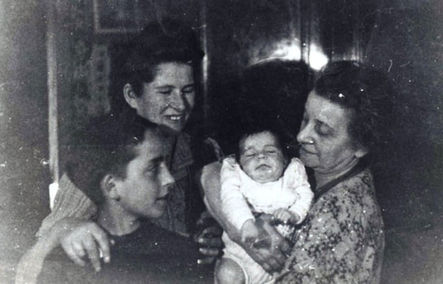 De g à d, Jacob Louise et les personnes sauvées Suzanne la fille de Chana, Ruby chana et Léon Siedlecki en 1943 